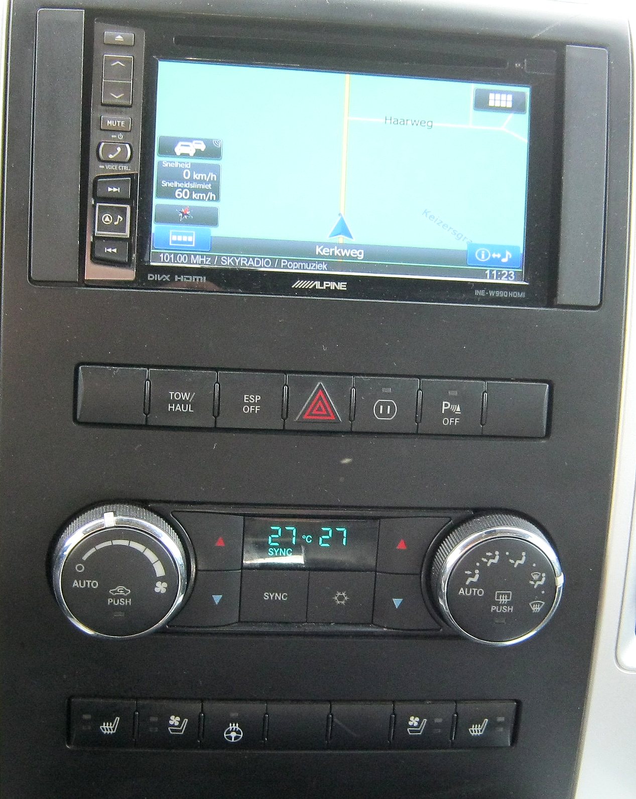 Detail van het dashboard en het navigatiescherm van de Dodge RAM