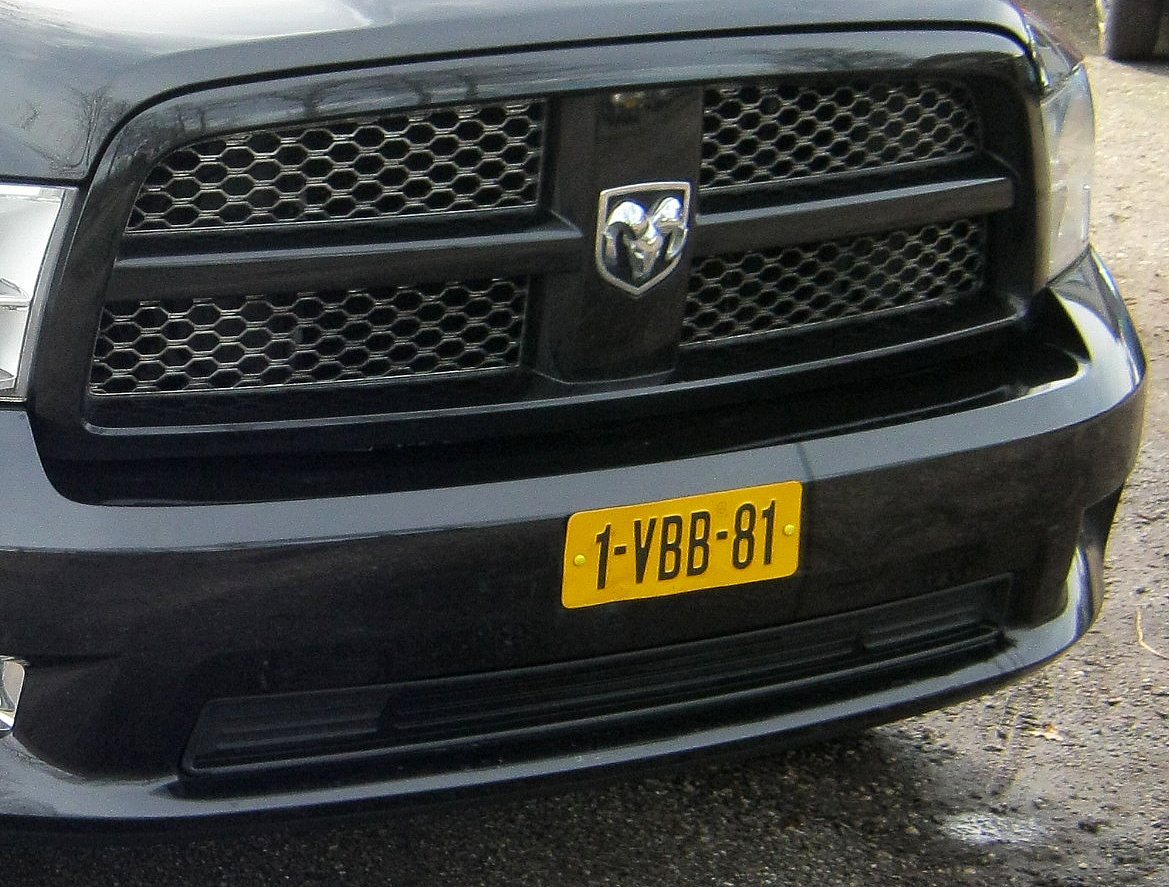 De grille van een zwarte Dodge RAM met het RAM-embleem, close-up