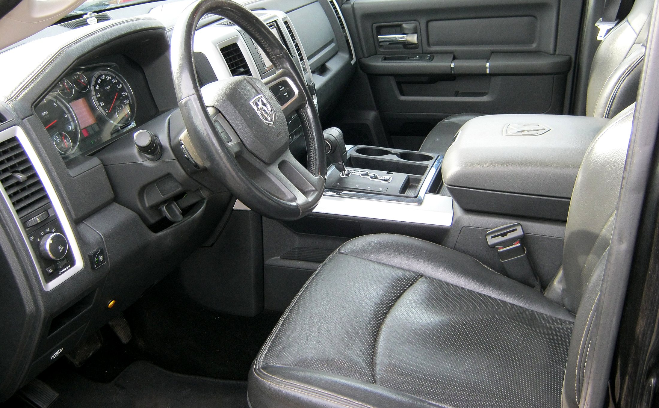 Interieur van de Dodge RAM 1500 Crew Cab met leren stoelen en automaat