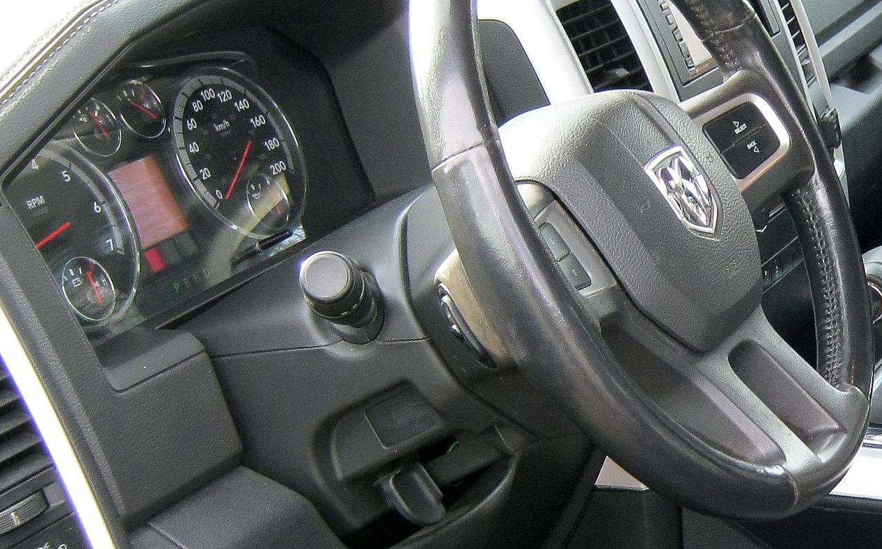 Stuur en instrumentenpaneel van de Dodge RAM 1500 met toerenteller en snelheidsmeter