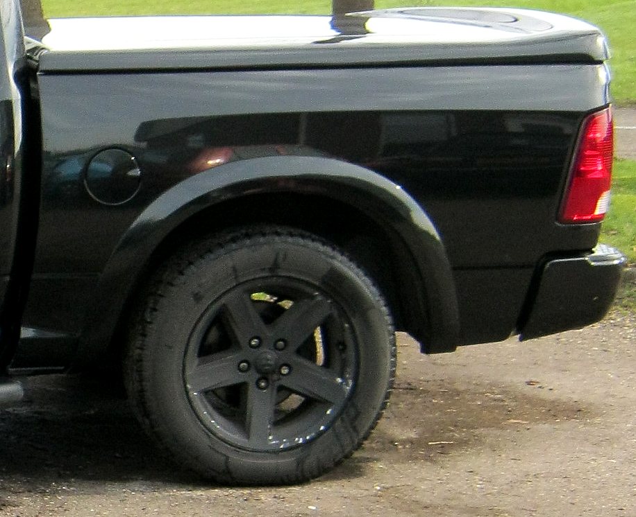 Achterwiel met zwarte velg en band van een Dodge RAM 1500 Crew Cab